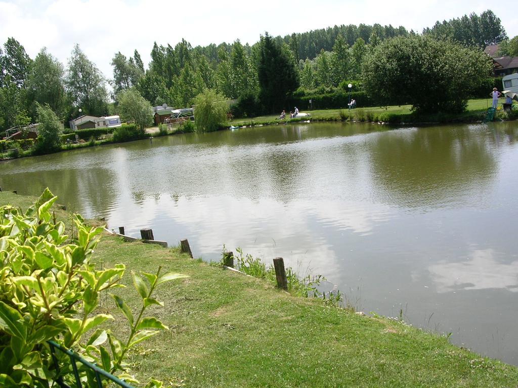 Auberge Des Etangs Roussent Bagian luar foto